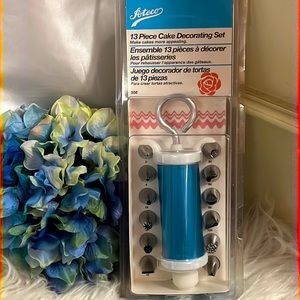 NWT Ateco 13 piece cake decorating set